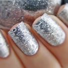 Сріблястий манікюр (66 фото): дизайн нігтів з лаком під срібло з бузковим кольором, робимо біло-срібний манікюр з блискітками