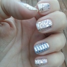 Сріблястий манікюр (66 фото): дизайн нігтів з лаком під срібло з бузковим кольором, робимо біло-срібний манікюр з блискітками