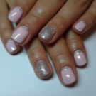 Сріблястий манікюр (66 фото): дизайн нігтів з лаком під срібло з бузковим кольором, робимо біло-срібний манікюр з блискітками