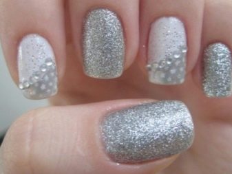 Сріблястий манікюр (66 фото): дизайн нігтів з лаком під срібло з бузковим кольором, робимо біло-срібний манікюр з блискітками