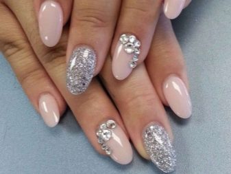 Сріблястий манікюр (66 фото): дизайн нігтів з лаком під срібло з бузковим кольором, робимо біло-срібний манікюр з блискітками