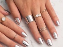 Сріблястий манікюр (66 фото): дизайн нігтів з лаком під срібло з бузковим кольором, робимо біло-срібний манікюр з блискітками