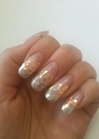 Сріблястий манікюр (66 фото): дизайн нігтів з лаком під срібло з бузковим кольором, робимо біло-срібний манікюр з блискітками