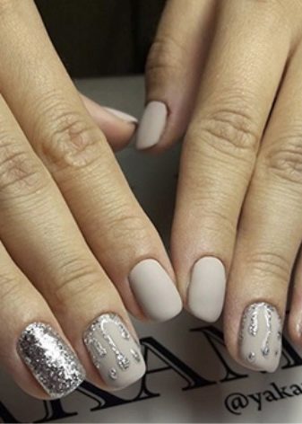 Сріблястий манікюр (66 фото): дизайн нігтів з лаком під срібло з бузковим кольором, робимо біло-срібний манікюр з блискітками