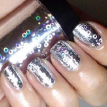 Сріблястий манікюр (66 фото): дизайн нігтів з лаком під срібло з бузковим кольором, робимо біло-срібний манікюр з блискітками