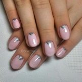 Сріблястий манікюр (66 фото): дизайн нігтів з лаком під срібло з бузковим кольором, робимо біло-срібний манікюр з блискітками