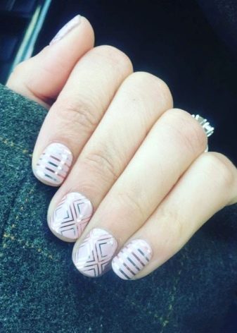 Сріблястий манікюр (66 фото): дизайн нігтів з лаком під срібло з бузковим кольором, робимо біло-срібний манікюр з блискітками