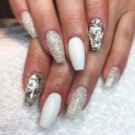 Сріблястий манікюр (66 фото): дизайн нігтів з лаком під срібло з бузковим кольором, робимо біло-срібний манікюр з блискітками