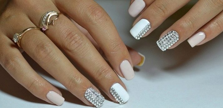 Сріблястий манікюр (66 фото): дизайн нігтів з лаком під срібло з бузковим кольором, робимо біло-срібний манікюр з блискітками