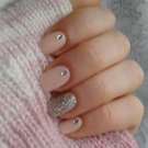 Сріблястий манікюр (66 фото): дизайн нігтів з лаком під срібло з бузковим кольором, робимо біло-срібний манікюр з блискітками