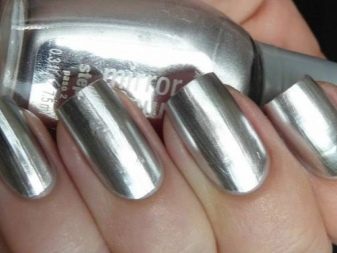 Сріблястий манікюр (66 фото): дизайн нігтів з лаком під срібло з бузковим кольором, робимо біло-срібний манікюр з блискітками