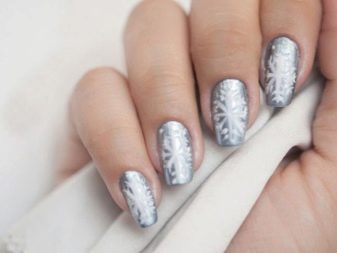 Сріблястий манікюр (66 фото): дизайн нігтів з лаком під срібло з бузковим кольором, робимо біло-срібний манікюр з блискітками