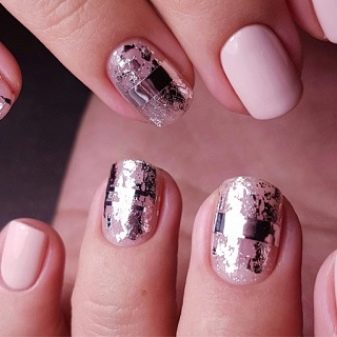 Сріблястий манікюр (66 фото): дизайн нігтів з лаком під срібло з бузковим кольором, робимо біло-срібний манікюр з блискітками