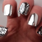 Сріблястий манікюр (66 фото): дизайн нігтів з лаком під срібло з бузковим кольором, робимо біло-срібний манікюр з блискітками