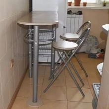 стільці для кухні (43 фото): розкладні моделі зі спинкою, дерев’яні кухонні стільці-трансформери та інші складні моделі