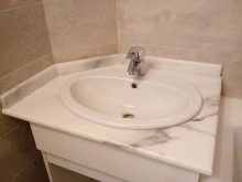 Стільниці для ванної з мармуру: вибираємо мармурові ливарні моделі білого і кольору у ванну кімнату