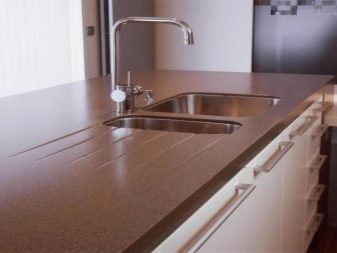 Стільниці зі штучного каменю для кухні (38 фото): огляд кухонних стільниць з мийкою, товщина і кольору, вибір стільниці під мармур для столу