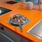 Стільниці зі штучного каменю для кухні (38 фото): огляд кухонних стільниць з мийкою, товщина і кольору, вибір стільниці під мармур для столу