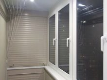 Стелаж на балкон (55 фото): металеві і дерев’яні полички для квітів на лоджію, закриті кутові стелажі для зберігання коліс і інші моделі