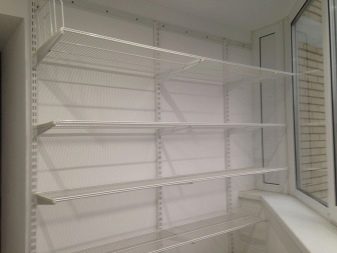 Стелаж на балкон (55 фото): металеві і дерев’яні полички для квітів на лоджію, закриті кутові стелажі для зберігання коліс і інші моделі