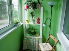 Стелаж на балкон (55 фото): металеві і дерев’яні полички для квітів на лоджію, закриті кутові стелажі для зберігання коліс і інші моделі