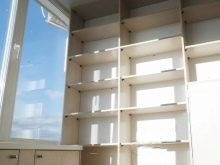 Стелаж на балкон (55 фото): металеві і дерев’яні полички для квітів на лоджію, закриті кутові стелажі для зберігання коліс і інші моделі
