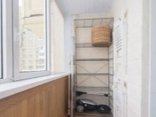 Стелаж на балкон (55 фото): металеві і дерев’яні полички для квітів на лоджію, закриті кутові стелажі для зберігання коліс і інші моделі