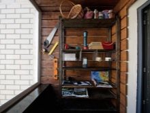 Стелаж на балкон (55 фото): металеві і дерев’яні полички для квітів на лоджію, закриті кутові стелажі для зберігання коліс і інші моделі