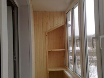 Стелаж на балкон (55 фото): металеві і дерев’яні полички для квітів на лоджію, закриті кутові стелажі для зберігання коліс і інші моделі
