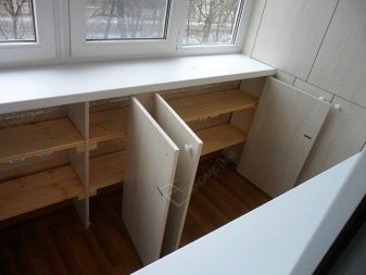 Стелаж на балкон (55 фото): металеві і дерев’яні полички для квітів на лоджію, закриті кутові стелажі для зберігання коліс і інші моделі