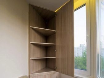 Стелаж на балкон (55 фото): металеві і дерев’яні полички для квітів на лоджію, закриті кутові стелажі для зберігання коліс і інші моделі
