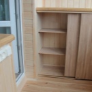 Стелаж на балкон (55 фото): металеві і дерев’яні полички для квітів на лоджію, закриті кутові стелажі для зберігання коліс і інші моделі
