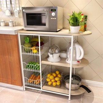 Стелажі на кухню (45 фото): кухонні моделі з нержавіючої сталі і дерев’яні, стелажі для побутової техніки, прямі і кутові варіанти в інтер’єрі