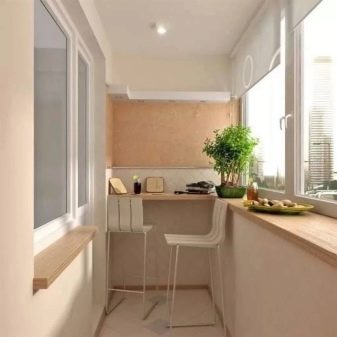 Столики для балконів та лоджій (57 фото): вибираємо балконні навісні столи, маленькі кутові столики для лоджії і підвісні моделі на перила