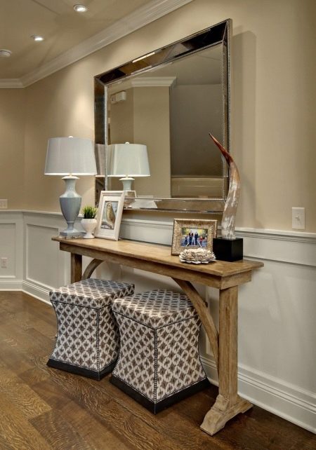 Столики в передпокій (47 фото): вибираємо кутові пристінні столи, кований телефонний столик з дзеркалом і сидінням і вузькі моделі для коридору