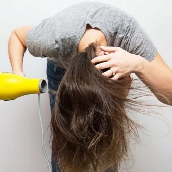 Стрижка драбинка будинку: як зробити її самостійно на середніх і коротких волоссі? Як правильно стригти довге волосся самій собі в домашніх умовах?