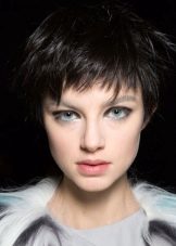 Стрижки з дуже короткою чілкою (44 фото): як укласти ультракоротку чубок з довгими і короткими волоссям? Особливості та вибір зачісок