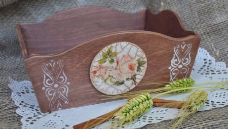 Сухарница (11 фото): плетені та пластмасові сухарниці з кришкою, срібні сухарниці і інші варіанти