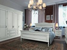 Світла меблі в спальні (74 фото): дизайн інтер’єру з білими меблями і меблями кольору слонової кістки, комоди і тумбочки в стилі класика і інших стилях, поєднання зі шторами