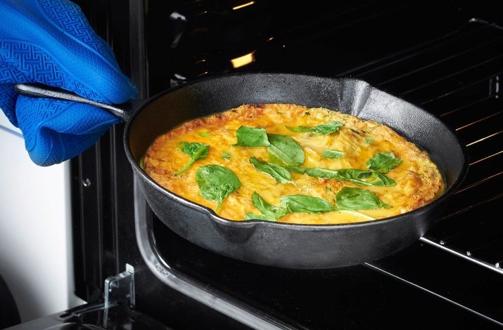 Тефлонові сковороди (24 фото): відновлення покриття сковорідки та реставрація. Можна користуватися пошкодженої посудом? Шкідливі сковороди?