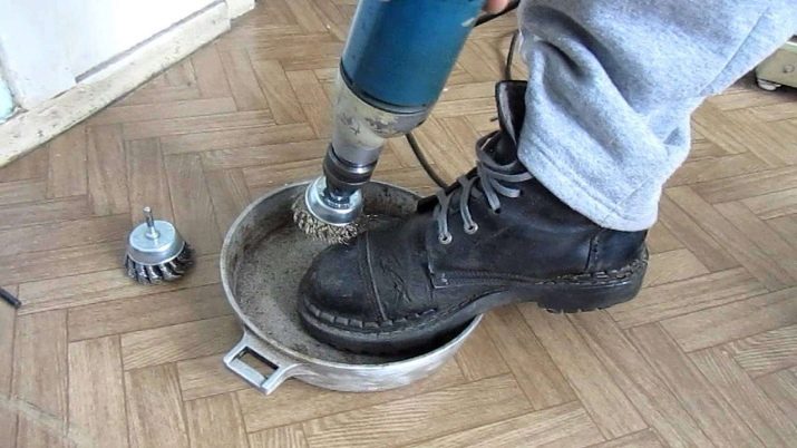 Тефлонові сковороди (24 фото): відновлення покриття сковорідки та реставрація. Можна користуватися пошкодженої посудом? Шкідливі сковороди?