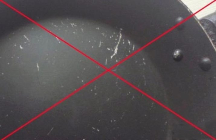 Тефлонові сковороди (24 фото): відновлення покриття сковорідки та реставрація. Можна користуватися пошкодженої посудом? Шкідливі сковороди?