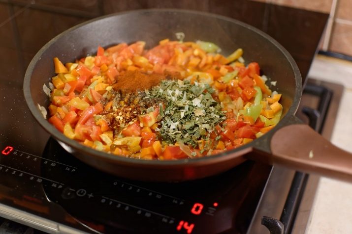 Тефлонові сковороди (24 фото): відновлення покриття сковорідки та реставрація. Можна користуватися пошкодженої посудом? Шкідливі сковороди?