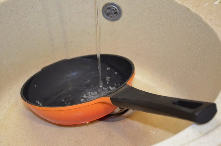 Тефлонові сковороди (24 фото): відновлення покриття сковорідки та реставрація. Можна користуватися пошкодженої посудом? Шкідливі сковороди?