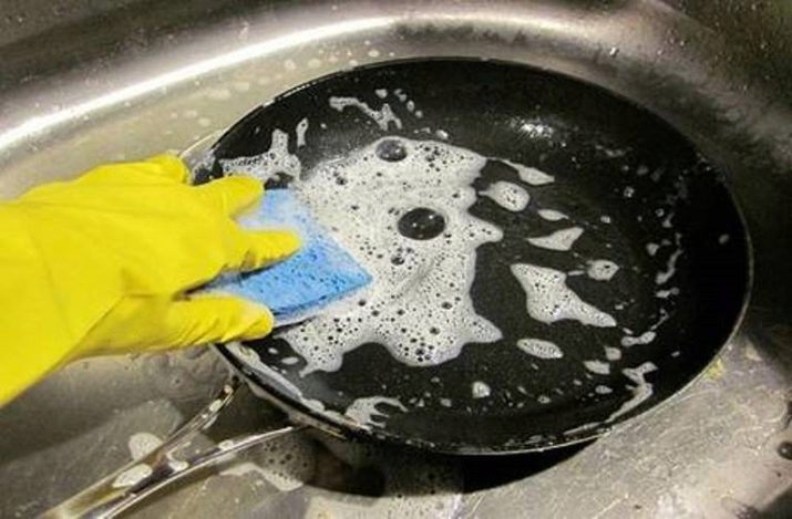 Тефлонові сковороди (24 фото): відновлення покриття сковорідки та реставрація. Можна користуватися пошкодженої посудом? Шкідливі сковороди?