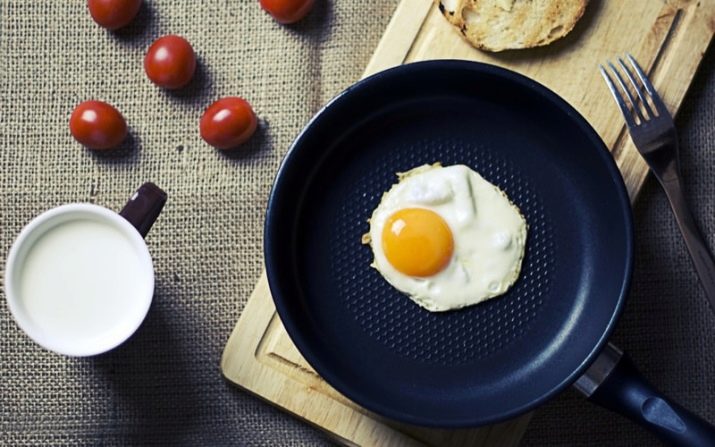 Тефлонові сковороди (24 фото): відновлення покриття сковорідки та реставрація. Можна користуватися пошкодженої посудом? Шкідливі сковороди?