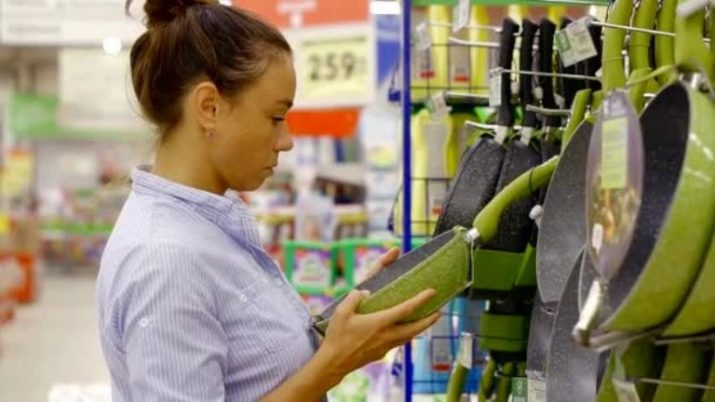 Тефлонові сковороди (24 фото): відновлення покриття сковорідки та реставрація. Можна користуватися пошкодженої посудом? Шкідливі сковороди?