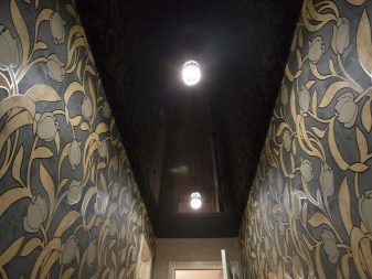 Темний коридор (43 фото): дизайн передпокою в чорних і коричневих тонах, нюанси оформлення коридору в квартирі з темним підлогою, стінами і дверима