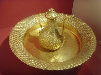 Томпак: склад сплаву, що імітує золото. Що це за метал? Щільність і колір матеріалу. Що він виділяє при нагріванні?