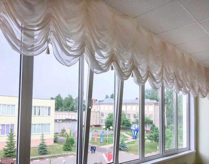 Тюль на балкон (46 фото): легкі штори в інтер’єрі лоджії. Як їх гарно повісити?